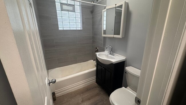 Photo - 6948 N Ashland Blvd Unidad #G