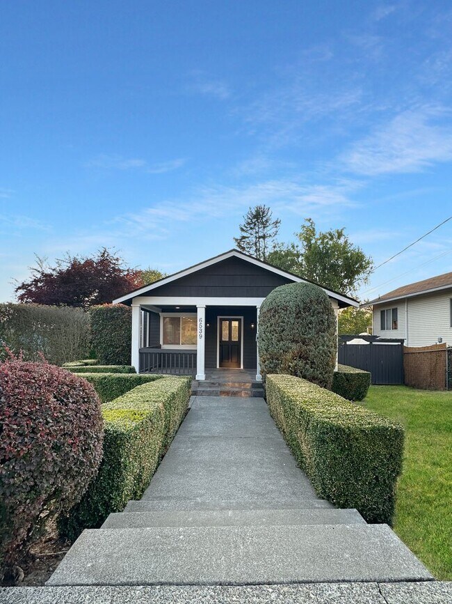 Building Photo - South Seattle/Seward Park area - Remodeled 4 Bedroom 2 bathroom home - Ready for move in now!