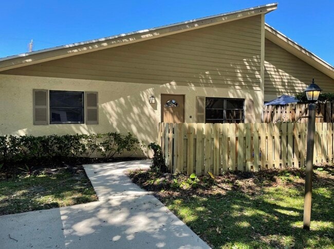 Building Photo - 2051 Cove Ln