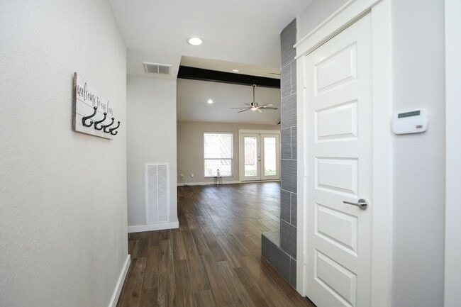 Photo - 2214 Holly Knoll St