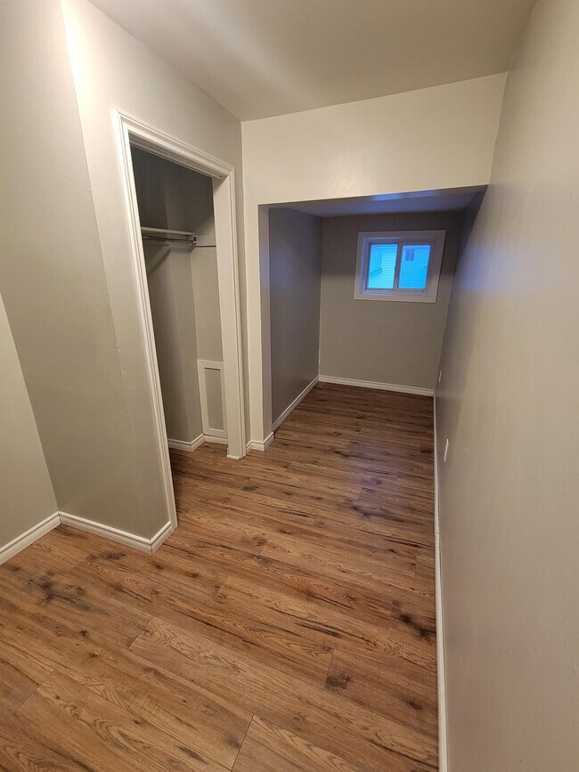 Photo - 242 Leslie St