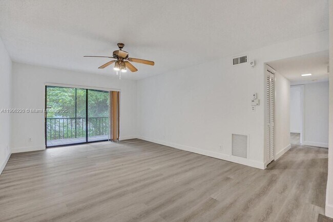 Photo - 3101 Oakland Shores Dr Unidad H209