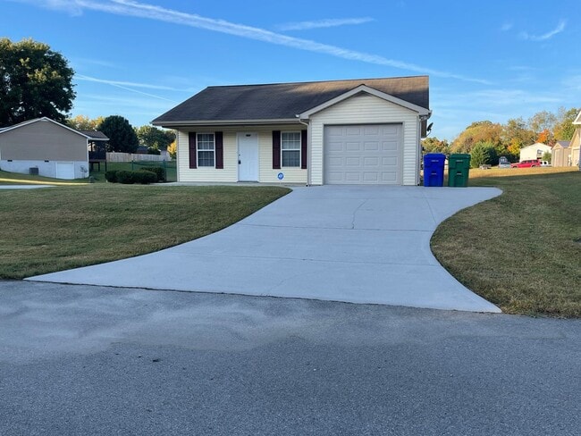 Building Photo - 3 bedroom/2 bath home