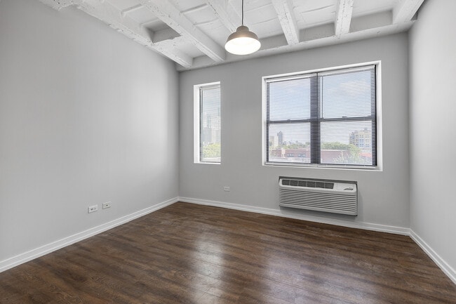 Photo - 5718 N Winthrop Ave Unit 306