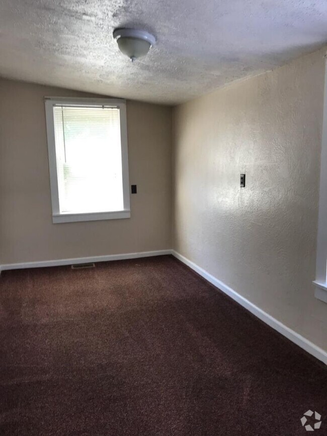 Building Photo - South Side Flats 3 Bedroom House