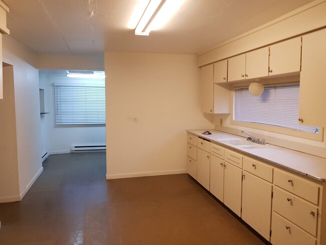 Building Photo - Spacious 2 bedroom with 1 Bonus room and 1... Unit 22 Rental
