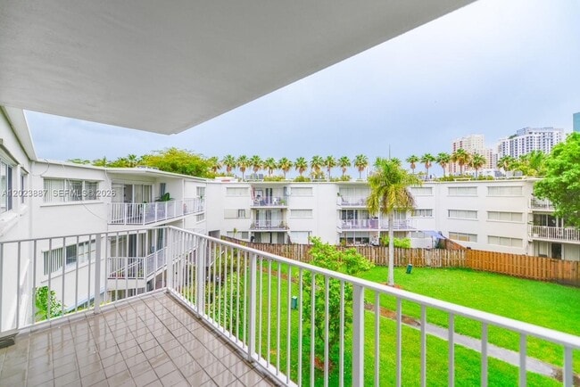 Building Photo - 7737 SW 88th St Unit C312