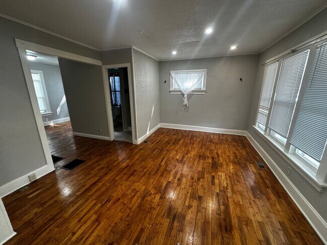 Photo - 3137 Felix St