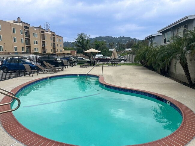 11018 Moorpark Apartments