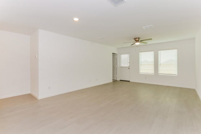 Photo - 1727 Crossbill St