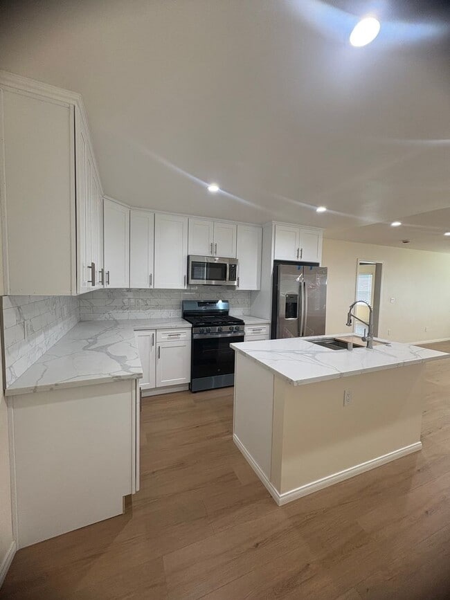 Building Photo - Oxnard - Single story, fully updated, two ...