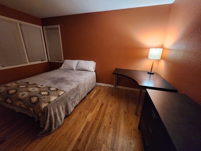 Estructura ajustable para cama Queen - 1545 Lodge Ln