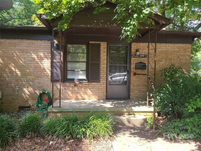 Building Photo - 2420 Shamrock Dr Rental