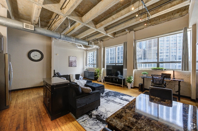 Building Photo - 705 Main St Rental