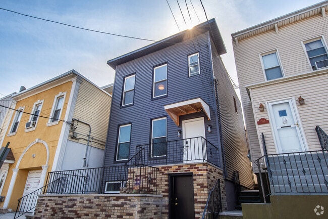 Building Photo - 1431 37th St Unit 2 Rental
