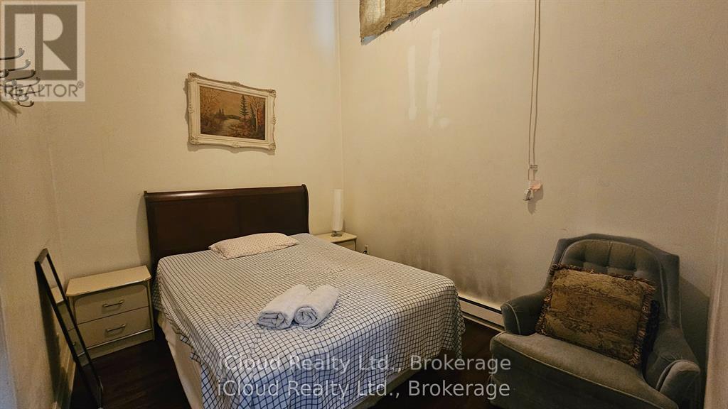 Photo - 1847 Lawrence Ave E