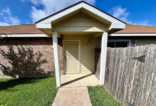 Photo - Charming 3 Bedroom 2 Bath Duplex Convenien...