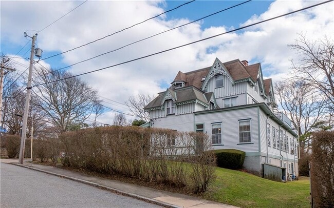 Photo - 569 Spring St