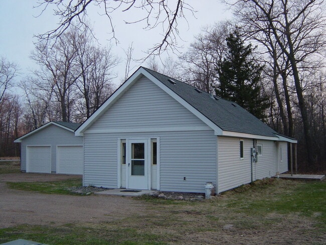 Building Photo - 2 Bedroom Country home