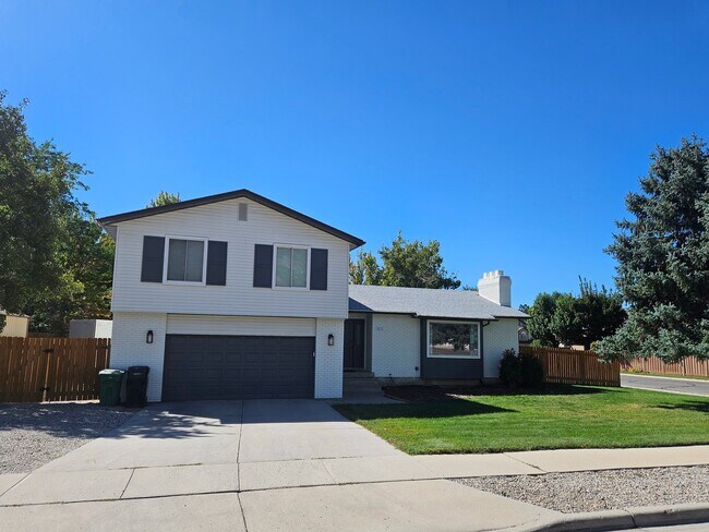 Building Photo - 8876 Sheffield Way