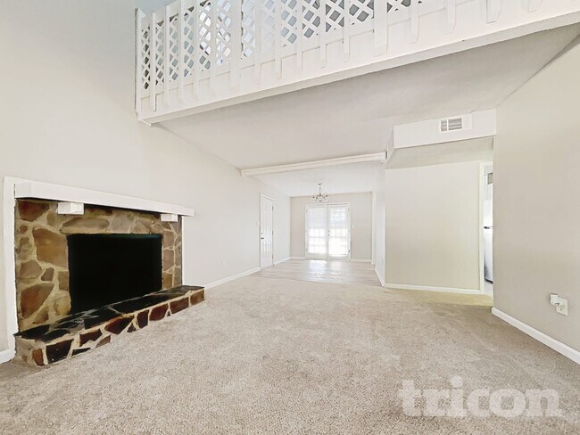 Photo - 525 Windsor Dr SE
