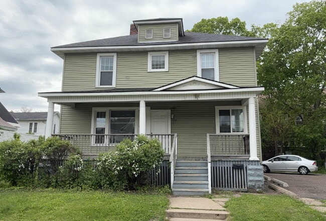 Building Photo - 8 Bed 3 Bath close to UWEC!