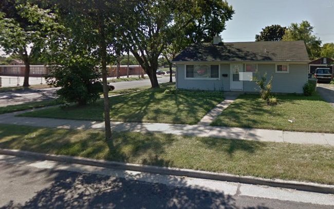 Building Photo - Single House 3 Bdr with Fenced yard and Garage AVAILABLE NOW