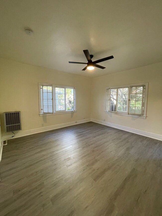 Building Photo - ECHO PARK studio ready to move in!!! Locat... Unit 840 1/2 Rental