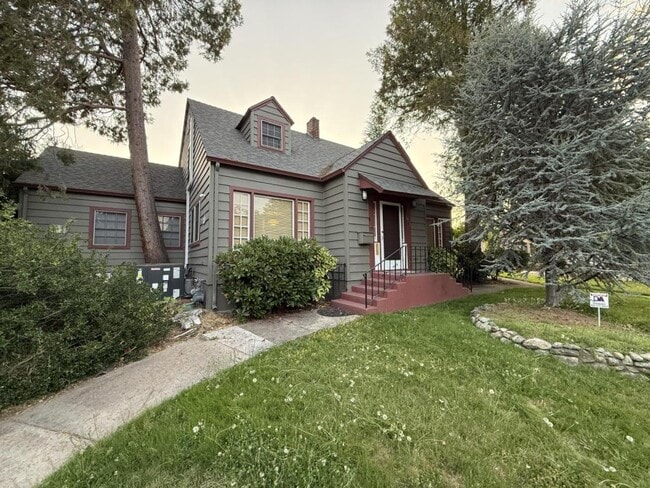Building Photo - 882 NE 7th St Rental