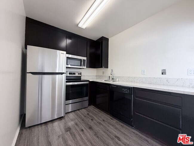 1137 W 36th Pl Unit 1