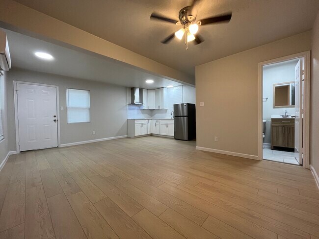 Photo - 825 Elsbeth St