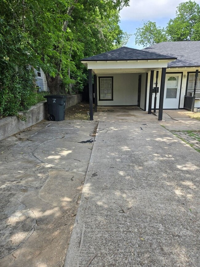 Photo - 1905 Poage Ave