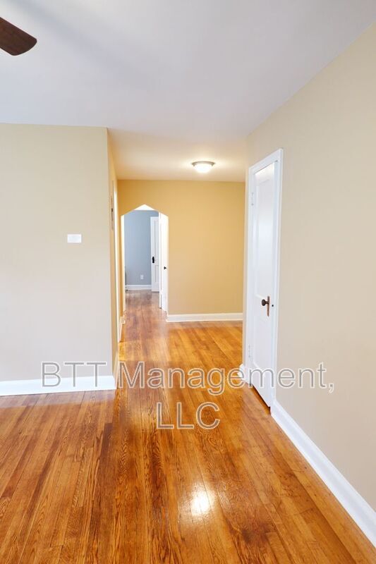 Building Photo - 8406 Greenwood Ave Unit #2 Rental