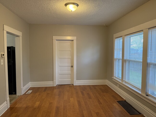 Photo - 2936 Earle Ave SW