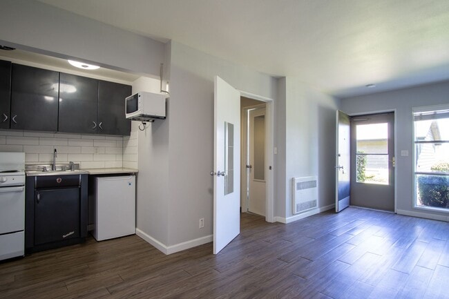 Building Photo - John's Landing: Mid-Century Studio w/ Walk-Through Closet! Unit 25