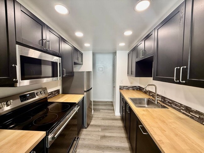 Building Photo - Beautiful 2 bed, 2 bath Shoreline Condo, $2495/mo. Unit 306
