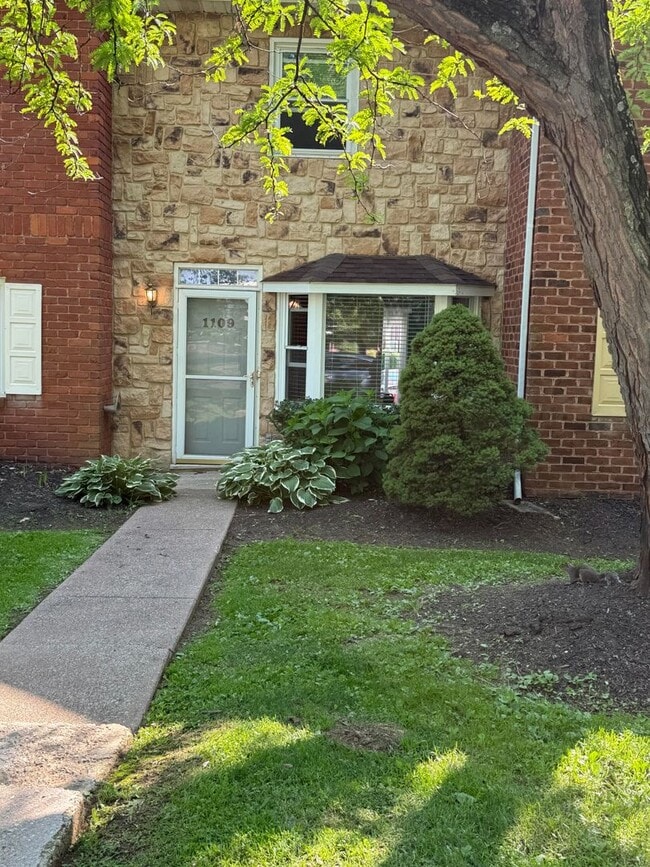 2 Bedroom Townhome in Mechanicsburg - 2 Bedroom Townhome in Mechanicsburg
