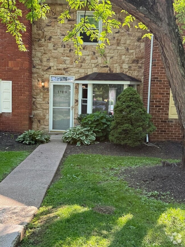 Building Photo - 2 Bedroom Townhome in Mechanicsburg