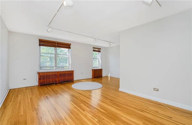 Photo - 350 Richmond Ter