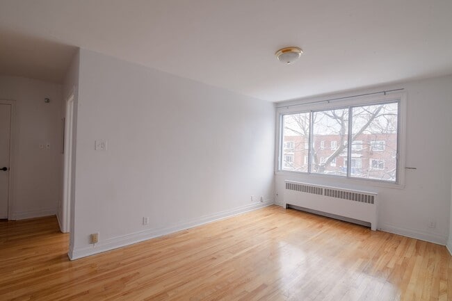 Building Photo - 3010 Av. Van Horne Unit 17