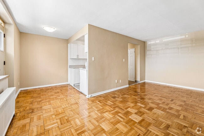 3BR, 1BA - 788SF - Living Room