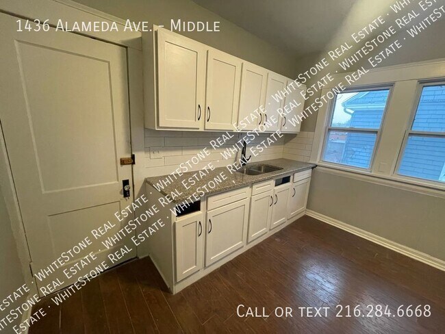 Photo - 2 bedroom apartmet in Lakewood! Unit Middle