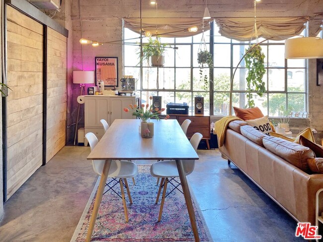 Photo - 1855 Industrial St Unidad 318