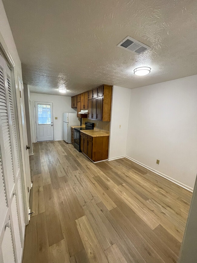 Photo - 1043 Chestnut Oak Ct NE