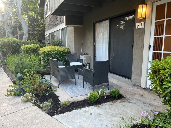 Photo - 23 Streamwood Unidad FURNISHED WITH UTILITIES
