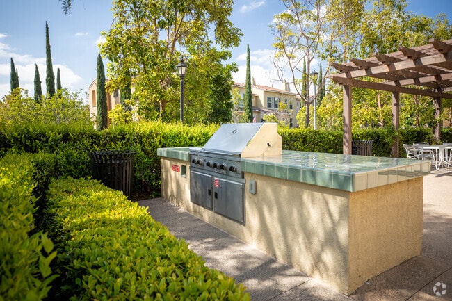 Outdoor Kitchen - Rolling Hills Gardens Apartments