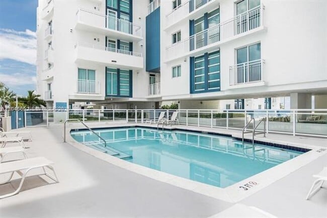 7600 Collins Ave