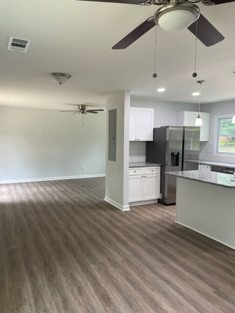 Vista a la sala de estar - 2237 Panstone Dr SW