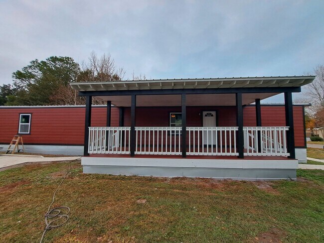 Building Photo - Nicely Renovated 3BR/2BA Mobile Home in Ba...