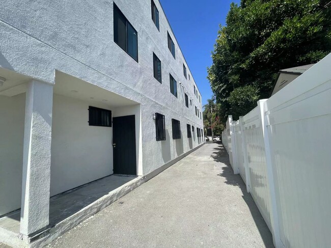 Photo - 3711 Halldale Ave Unit 3